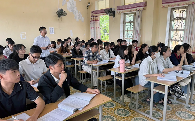 Sinh viên sư phạm học tập tại Trường đại học Tân Trào.