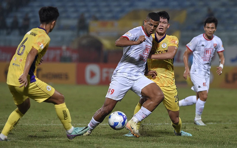 Hà Nội FC (áo vàng) hòa 2-2 với Hải Phòng. (Ảnh KHÁNH AN)