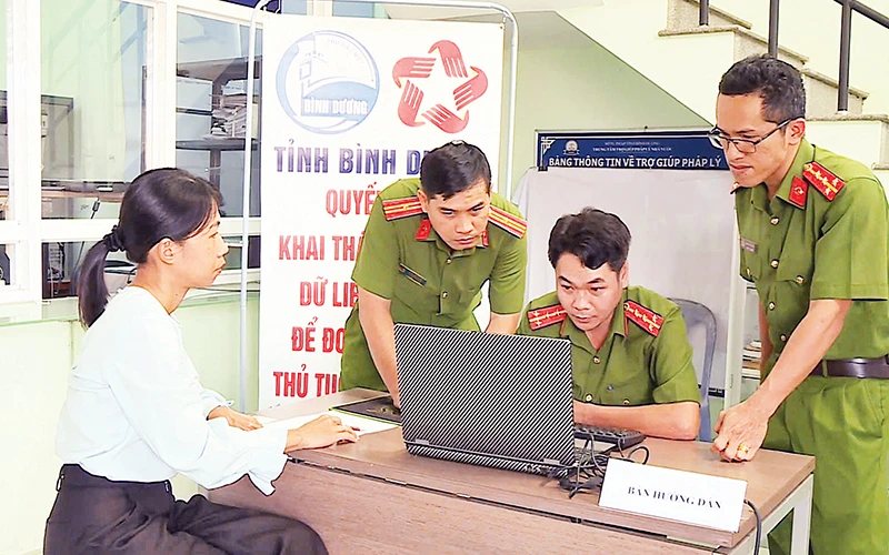 Lực lượng công an cơ sở hướng dẫn người dân khai thác dữ liệu đất đai để thực hiện thủ tục hành chính trong lĩnh vực cư trú.