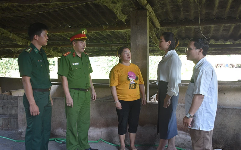 Lực lượng liên ngành huyện Nậm Pồ kiểm tra việc chấp hành các quy định khoanh vùng, khống chế dịch bệnh tả lợn châu Phi tại các gia đình ở xã Nà Hỳ.