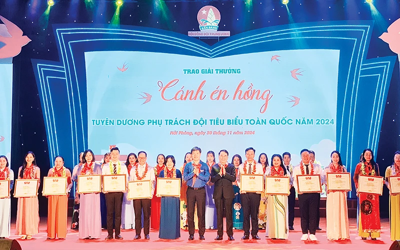 Trao giải thưởng và Bằng khen tặng các Tổng phụ trách Đội tiêu biểu xuất sắc toàn quốc.