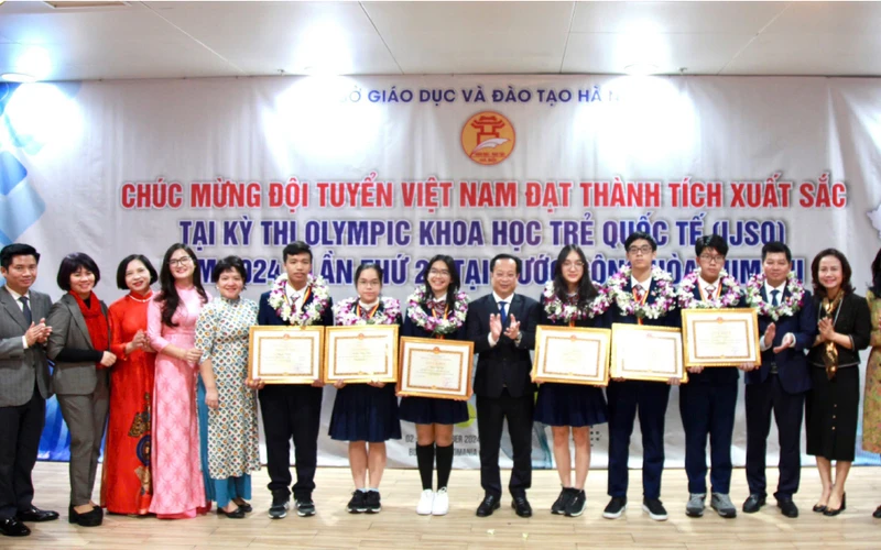 Lãnh đạo Sở Giáo dục và Đào tạo Hà Nội chúc mừng thành tích của đội tuyển Olympic Khoa học trẻ quốc tế IJSO 2024.