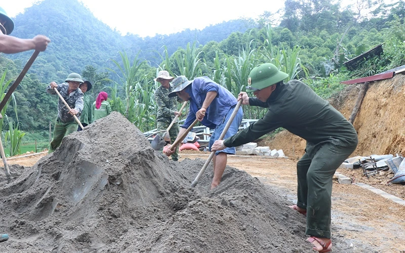 Cán bộ, chiến sĩ Công an tỉnh Bắc Kạn giúp người dân xây nhà Đại đoàn kết tại thôn Thôm Ưng, xã Mỹ Thanh, huyện Bạch Thông. (Ảnh NGUYỄN HẢI)