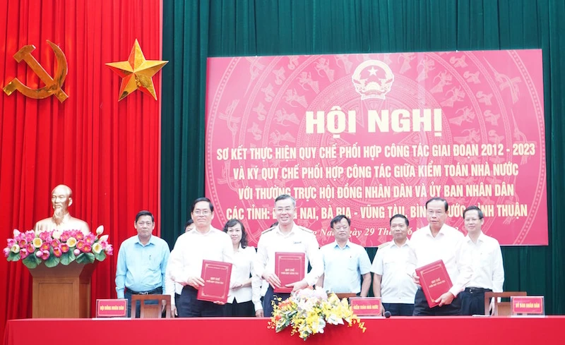 Tổng Kiểm toán Nhà nước Ngô Văn Tuấn và các đồng chí lãnh đạo tỉnh Bà Rịa-Vũng Tàu ký Quy chế phối hợp công tác.