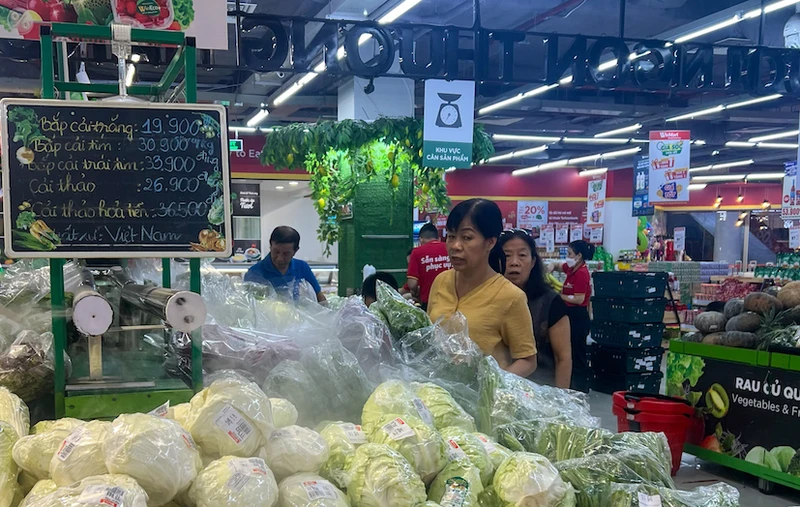 Người tiêu dùng mua sắm các sản phẩm tại siêu thị Winmart Đà Nẵng.