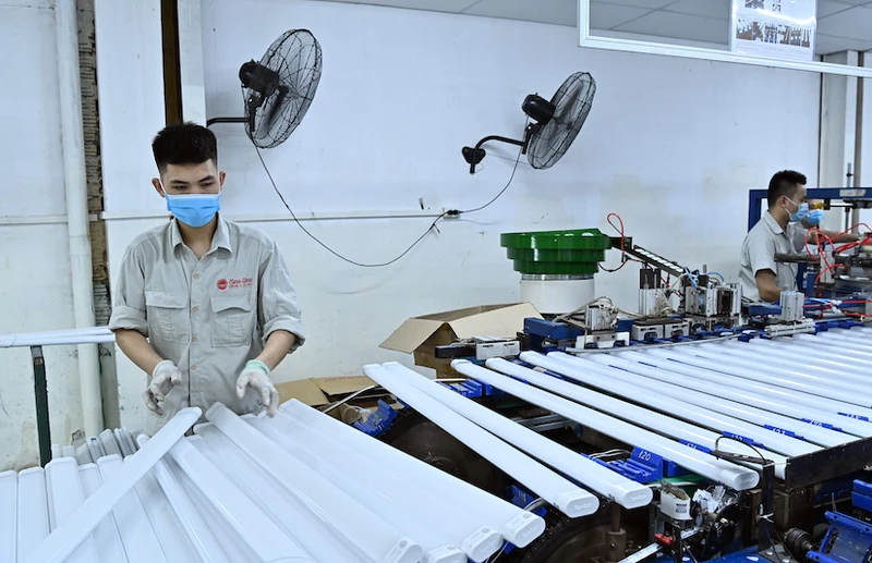 Sản xuất các sản phẩm đèn led tại Công ty cổ phần Bóng đèn phích nước Rạng Đông.