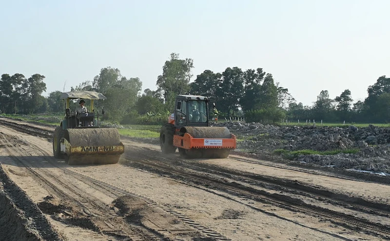 Thi công dự án Đường vành đai 4 Vùng Thủ đô. Ảnh Duy Linh