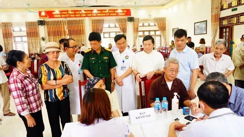 Các y, bác sĩ tư vấn, khám sức khỏe cho các đối tượng chính sách trên địa bàn xã Minh Châu, huyện Ba Vì, thành phố Hà Nội.