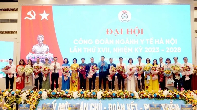 Lãnh đạo Liên đoàn Lao động thành phố Hà Nội, lãnh đạo Sở Y tế Hà Nội tặng hoa chúc mừng Ban Chấp hành Công đoàn ngành y tế Hà Nội, nhiệm kỳ 2023- 2028.