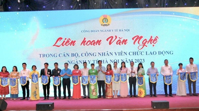 Lãnh đạo Sở Y tế, lãnh đạo Công đoàn ngành Y tế Hà Nội trao cờ lưu niệm cho các đơn vị tham gia Liên hoan Văn nghệ.