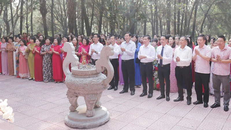 Các đại biểu dâng hương tại Khu di tích Đền Hai Bà Trưng (huyện Mê Linh, TP Hà Nội).