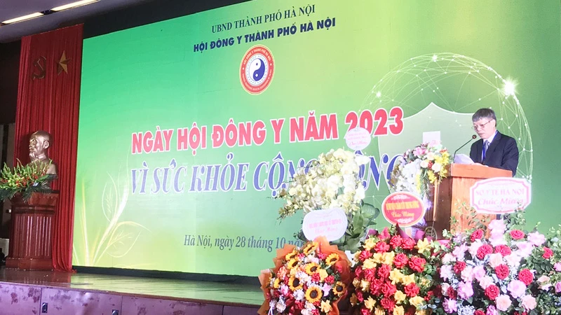 Phó Chủ tịch Trung ương Hội Đông y Việt Nam, Chủ tịch Hội Đông y thành phố Hà Nội Nguyễn Văn Dung phát biểu tại Lễ kỷ niệm