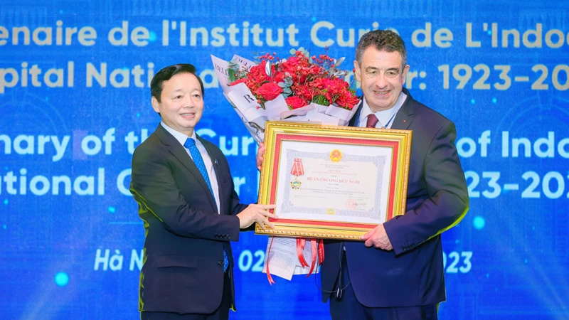 Phó Thủ tướng Chính phủ Trần Hồng Hà thay mặt Chủ tịch nước tặng Huân chương Hữu nghị cho Viện Curie, Cộng hòa Pháp.