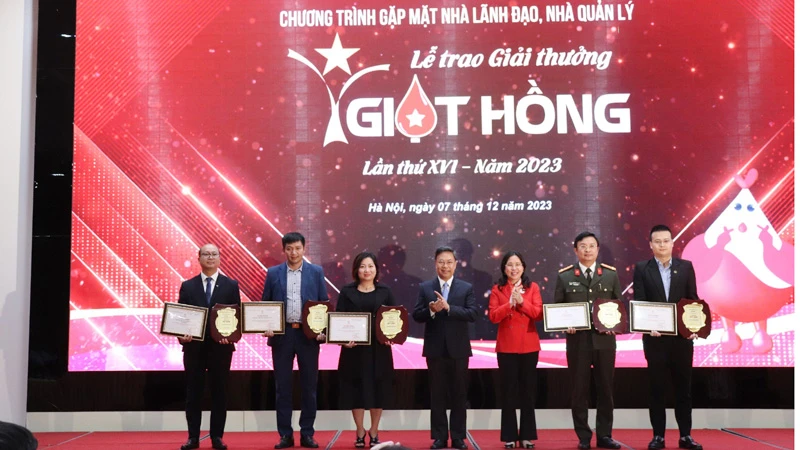 Lãnh đạo Trung ương Hội Chữ thập đỏ Việt Nam và Viện Huyết học-Truyền máu Trung ương trao Giải thưởng "Giọt hồng" năm 2023 cho các tập thể, cá nhân.