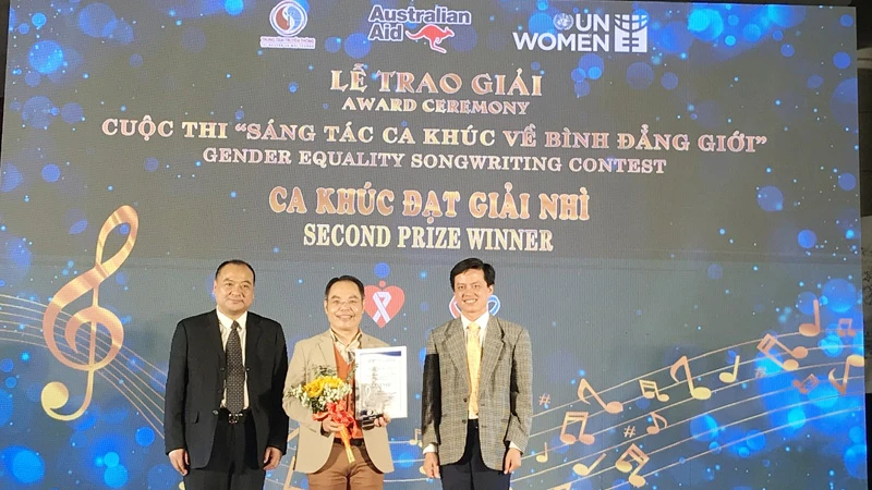 Lãnh đạo Bộ Lao động-Thương binh và Xã hội, Trung tâm Truyền thông Tài nguyên và Môi trường (Bộ Tài nguyên và Môi trường) trao giải thưởng cho tác giả đoạt giải.