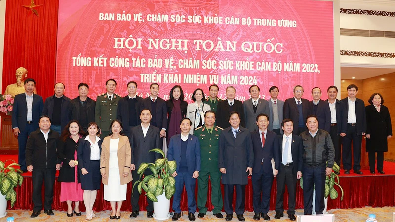 Đồng chí Trương Thị Mai chụp ảnh lưu niệm với các đại biểu dự Hội nghị toàn quốc Tổng kết công tác bảo vệ, chăm sóc sức khỏe cán bộ năm 2023, triển khai nhiệm vụ năm 2024.