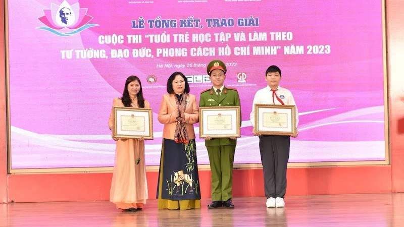 Thứ trưởng Giáo dục và Đào tạo Ngô Thị Minh trao giải Nhất cho các thí sinh ở ba bảng thi.