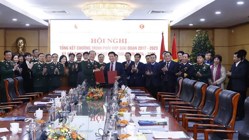 Bộ trưởng Tài nguyên và Môi trường Đặng Quốc Khánh và Chủ tịch Hội Cựu chiến binh Việt Nam Thượng tướng Bế Xuân Trường ký kết Chương trình phối hợp