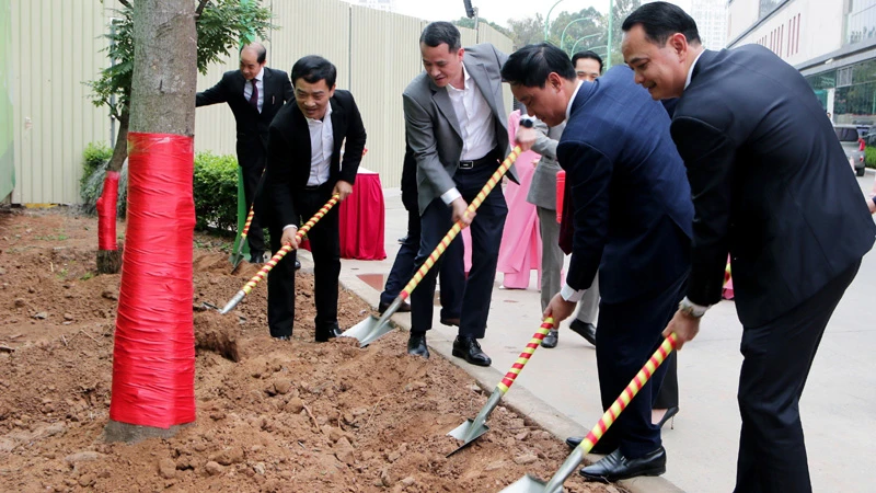 Lãnh đạo các đơn vị ngành Y tế Hà Nội tham gia "Tết trồng cây Xuân Giáp Thìn năm 2024" tại Bệnh viện đa khoa Hồng Ngọc.