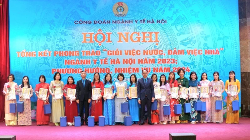 Lãnh đạo Công đoàn ngành y tế Hà Nội trao thưởng cho các cá nhân.