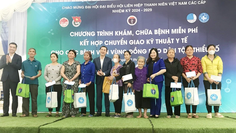 Lãnh đạo Bộ Y tế, Ủy ban nhân dân tỉnh Yên Bái tặng quà cho người dân có hoàn cảnh khó khăn trên địa bàn huyện Yên Bình.