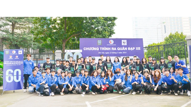 Đoàn viên, thanh niên Bộ Tài nguyên và Môi trường tham gia "Chương trình đạp xe hưởng ứng Chiến dịch Giờ Trái đất năm 2024"
