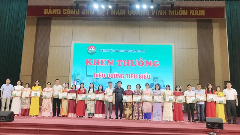 Lãnh đạo Bệnh viện Đa khoa huyện Ba Vì trao phần thưởng cho các điều dưỡng có thành tích xuất sắc trong công tác chuyên môn.