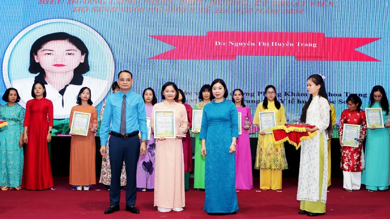 Lãnh đạo Công đoàn ngành y tế Hà Nội trao danh hiệu "Công nhân, Điều dưỡng, Kỹ thuật viên, Hộ sinh giỏi" ngành y tế Thủ đô năm 2024.