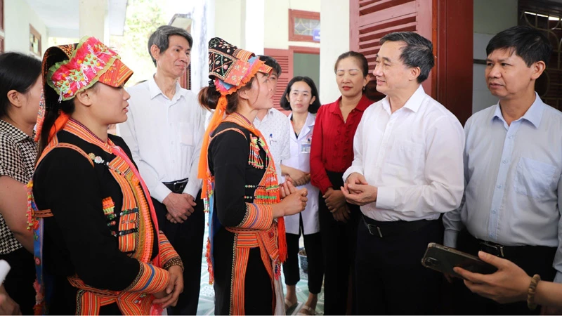 Cô đỡ thôn bản trên địa bàn xã Mù Sang (huyện Phong Thổ, tỉnh Lai Châu) trao đổi, chia sẻ công việc với lãnh đạo Bộ Y tế.