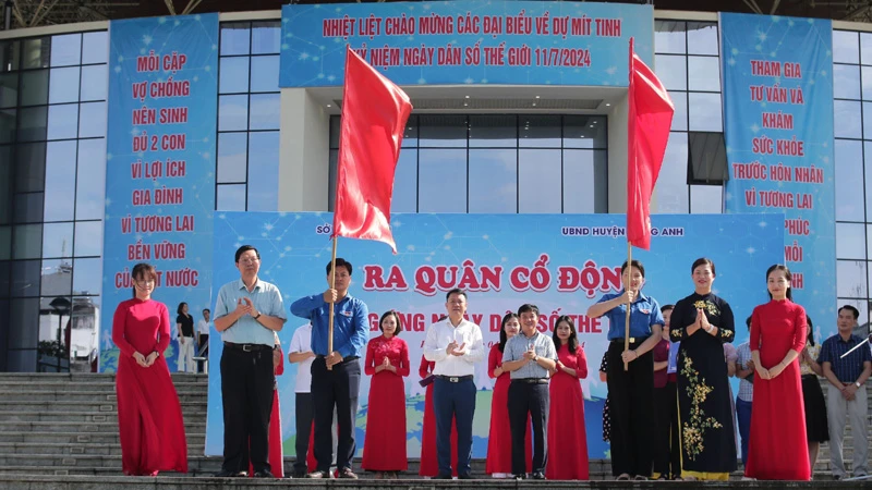 Lãnh đạo Sở Y tế, UBND huyện phát động và trao cờ cho đại diện Đoàn Thanh niên huyện Đông Anh.