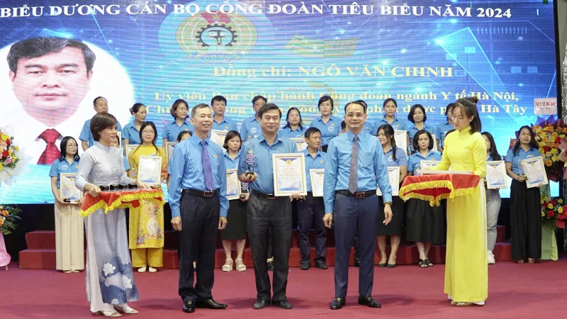 Lãnh đạo Công đoàn ngành Y tế Hà Nội trao thưởng cho các cán bộ công đoàn tiêu biểu năm 2024.