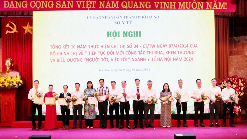 Lãnh đạo Sở Y tế, Công đoàn ngành Y tế Hà Nội trao danh hiệu "Người tốt, việc tốt" ngành Y tế Hà Nội năm 2024 cho các cá nhân tại hội nghị.