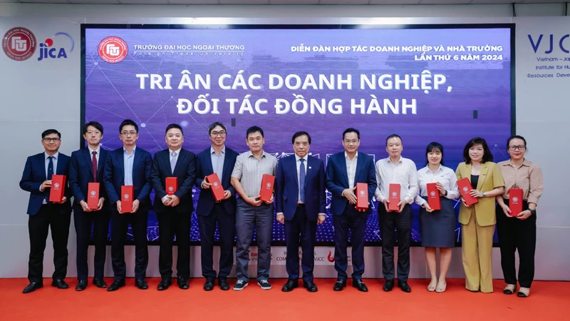 Lãnh đạo Trường đại học Ngoại thương trao tặng Kỷ niệm chương tri ân các doanh nghiệp, đối tác đồng hành.