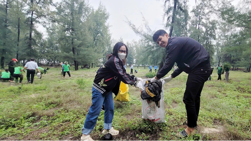 Lực lượng đoàn viên, thanh viên và người dân tham gia thu gom rác thải tại trên địa bàn thành phố Huế.