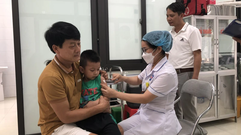 Cán bộ Y tế tiêm chủng vaccine phòng, chống dịch sởi trên địa huyện Ứng Hòa