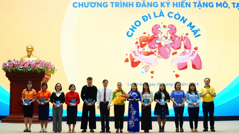 Lãnh đạo tỉnh Lai Châu, Hội Vận động hiến mô, bộ phận cơ thể người Việt Nam trao thẻ chứng nhận đăng ký hiến mô, bộ phận cơ thể người tại Lễ phát động.