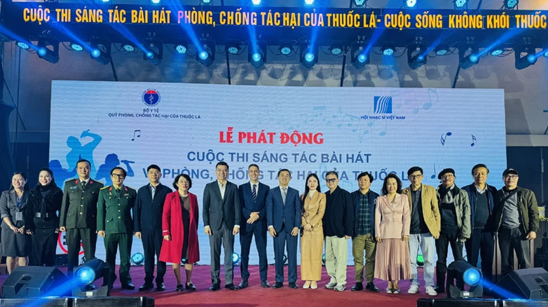 Các đại biểu chụp ảnh lưu niệm tại Lễ phát động Cuộc thi.