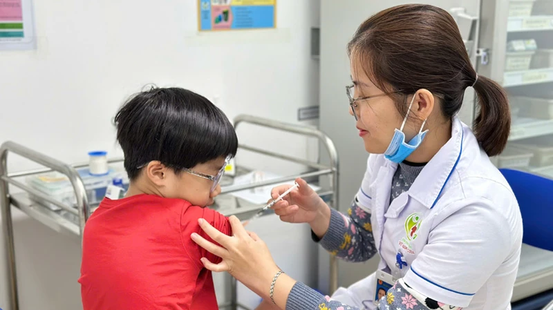 Cán bộ y tế tiêm chủng vaccine sởi cho trẻ trên địa bàn thành phố Hà Nội.