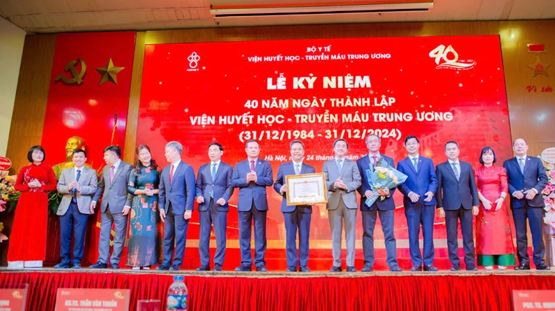 Lãnh đạo Viện Huyết học- Truyền máu Trung ương nhận Bằng khen của Bộ Trưởng Y tế trao tặng.