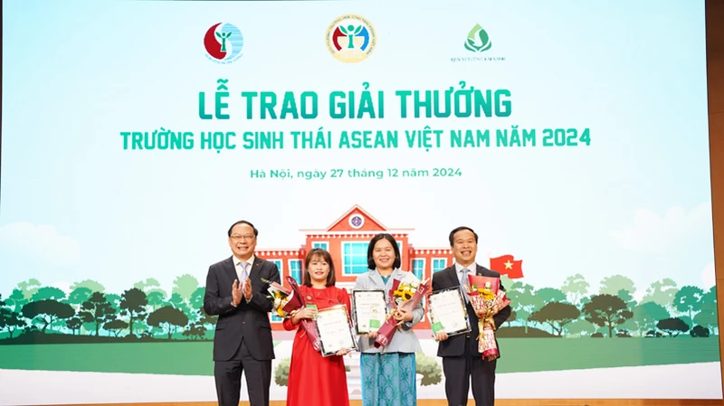 Thứ trưởng Tài nguyên và Môi trường trao giải Nhất cho các cấp Tiểu học, Trung học cơ sở, Trung học phổ thông. 