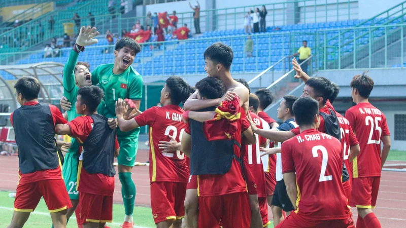 Các cầu U19 Việt Nam ăn mừng chiến thắng trước U19 Thái Lan. (Ảnh: VFF)