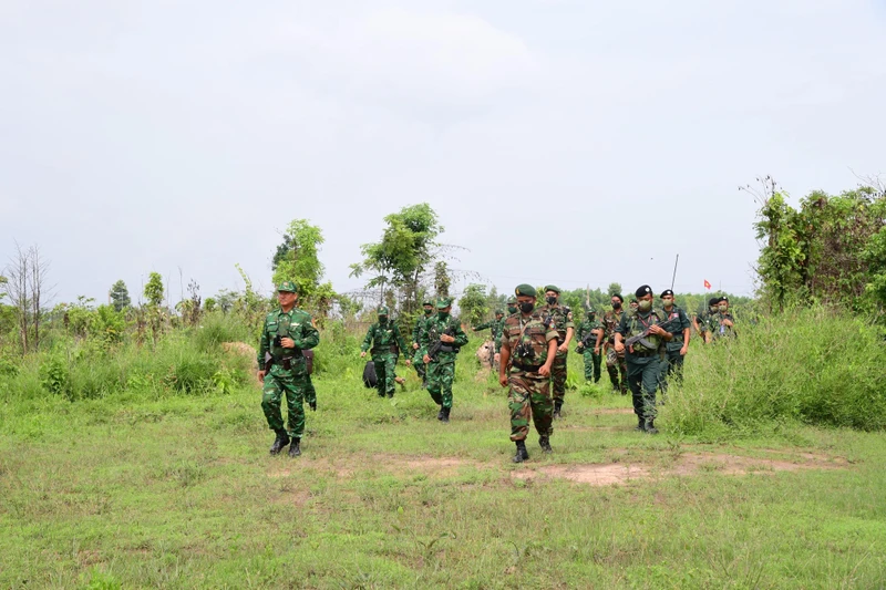 Bộ đội Biên phòng Việt Nam và lực lượng bảo vệ biên giới Campuchia cùng phối hợp tuần tra bảo vệ biên giới. Ảnh: NHẤT SƠN
