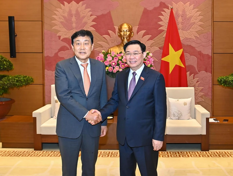 Chủ tịch Quốc hội Vương Đình Huệ và ông Kim Jung Tai tại buổi tiếp. (Ảnh Duy Linh)
