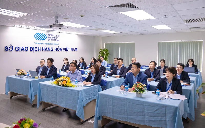 Các đại biểu tại điểm cầu Sở Giao dịch Hàng hóa Việt Nam tham dự buổi đào tạo trực tuyến của CME Group. 