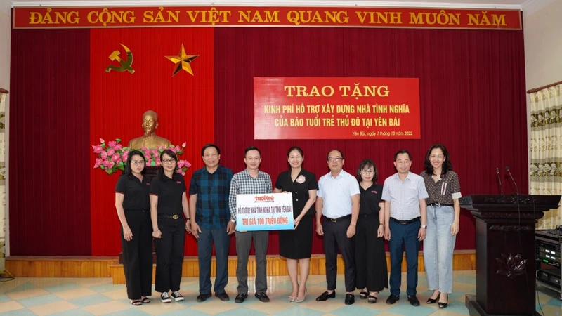 Đoàn công tác báo Tuổi trẻ Thủ đô trao tặng kinh phí 100 triệu đồng hỗ trợ xây nhà nhân ái tại Yên Bái