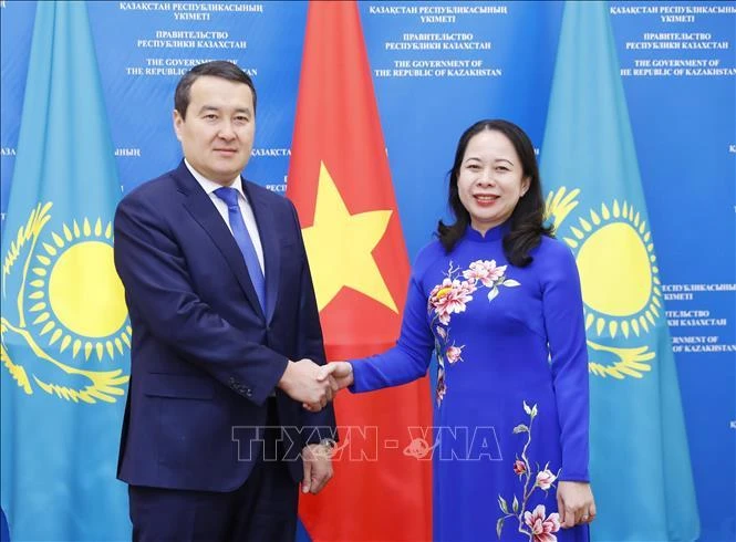 Thủ tướng Kazakhstan Alikhan Smailov đón Phó Chủ tịch nước Võ Thị Ánh Xuân. Ảnh: TTXVN