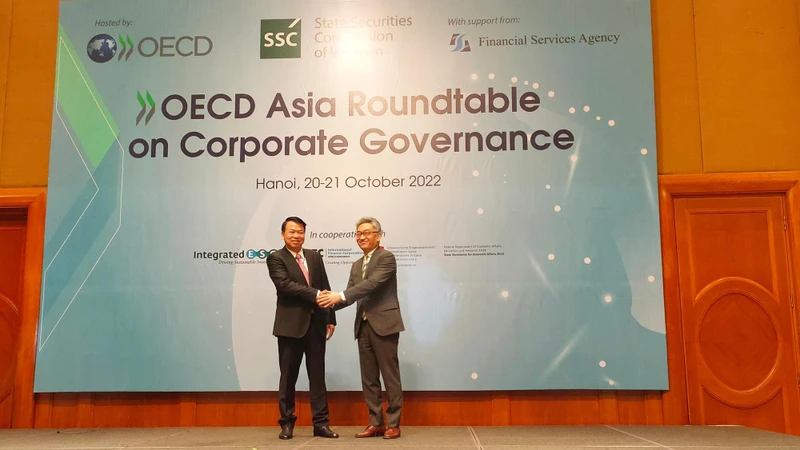 Thứ trưởng Tài chính Nguyễn Đức Chi và Phó Tổng thư ký OECD Yoshiki Takeuchi tại Hội nghị Bàn tròn châu Á-OECD về Quản trị công ty năm 2022. 