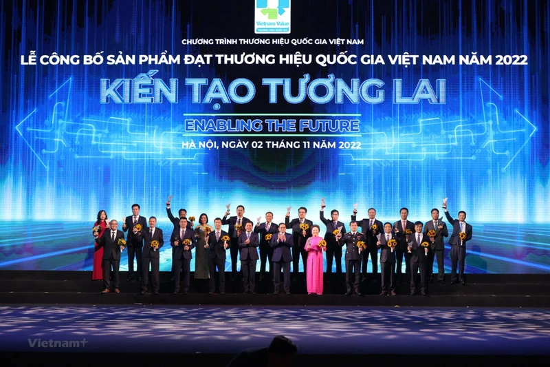 Thủ tướng Phạm Minh Chính chụp ảnh cùng các doanh nghiệp có sản phẩm đạt thương hiệu quốc gia năm 2022. (Ảnh: Vietnam+)