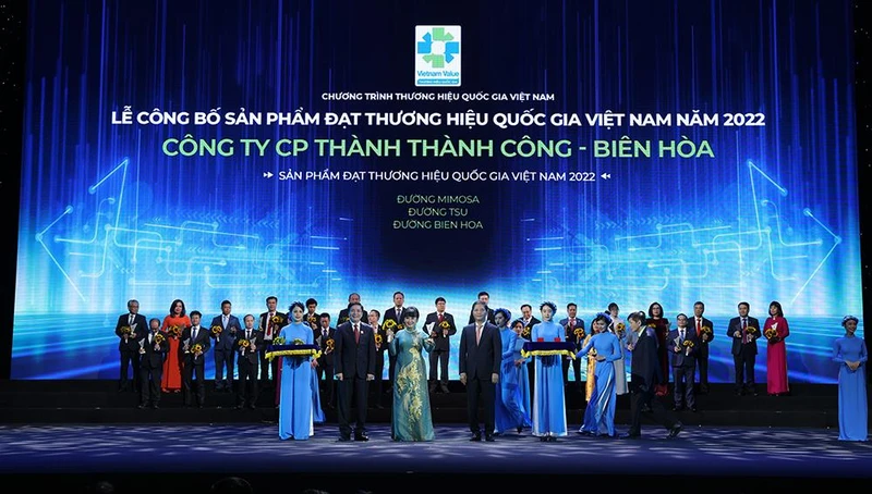 Bà Huỳnh Bích Ngọc - Chủ tịch Hội đồng Quản trị SBT nhận chứng nhận Sản phẩm đạt Thương hiệu quốc gia Việt Nam năm 2022.
