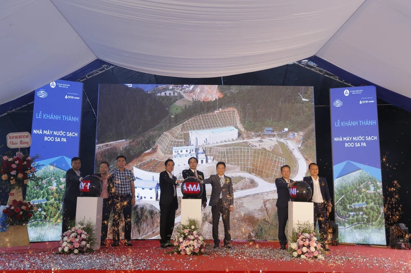 Đại diện lãnh đạo tỉnh Lào Cai, thị xã Sa Pa cùng chủ đầu tư thực hiện nghi thức chạm cầu khánh thành Nhà máy nước sạch BOO Sa Pa